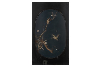 Lot 921 - λ A JAPANESE LACQUER IVORY-INLAID 'BIRDS' PANEL.