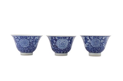 Lot 489 - A SET OF THREE CHINESE BLUE AND WHITE 'CHRYSANTHEMUM' CUPS.