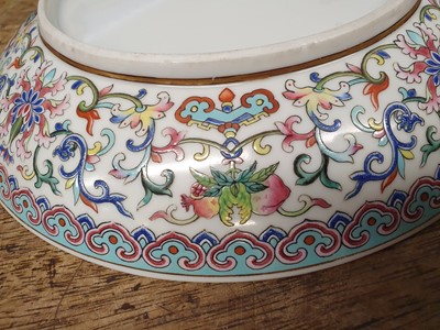 Lot 307 - AN IMPERIAL CHINESE FAMILLE ROSE 'BATS AND PEACHES' DISH.