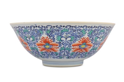 Lot 450 - A CHINESE DOUCAI 'HIBISCUS' BOWL.