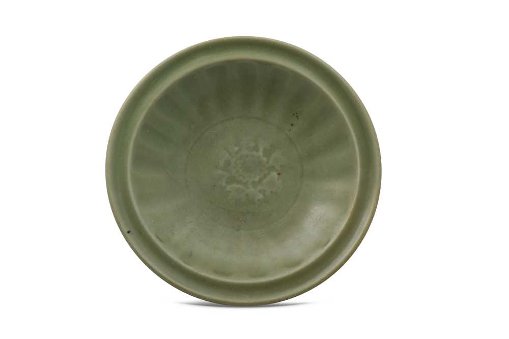 Lot 283 - A CHINESE LONGQUAN CELADON CHARGER.