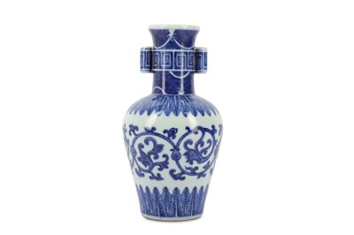 Lot 494 - A CHINESE BLUE AND WHITE ARROW VASE.