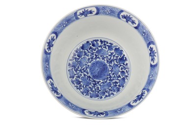 Lot 426 - A CHINESE BLUE AND WHITE 'BLOSSOMS' BOWL.