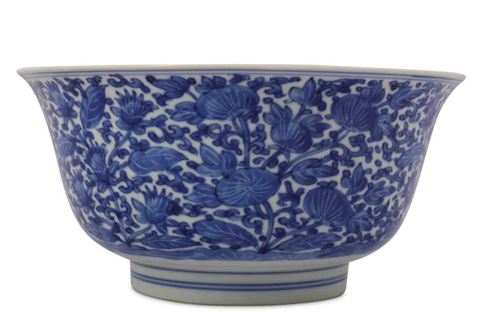 Lot 165 - A CHINESE BLUE AND WHITE 'BLOSSOMS' BOWL.
