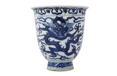Lot 50 - A LARGE CHINESE BLUE AND WHITE 'DRAGON' GOBLET