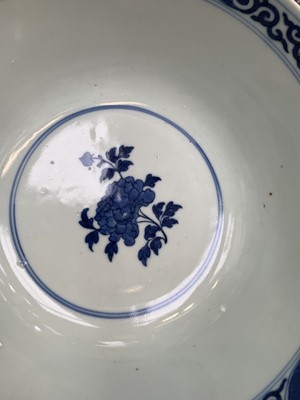 Lot 12 - A CHINESE BLUE AND WHITE 'WARRIORS' BOWL.