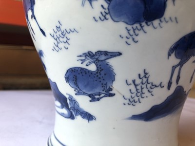 Lot 253 - A CHINESE BLUE AND WHITE 'DEER' VASE.