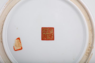 Lot 885 - A CHINESE FAMILLE ROSE 'EQUESTRIAN WARRIORS' DISH.