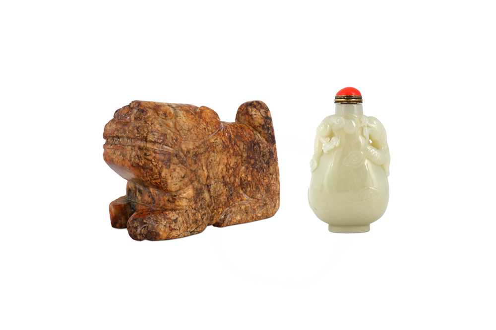 Lot 79 - A CHINESE JADE 'LION' CARVING AND A JADE 'DRAGON' SNUFF BOTTLE.