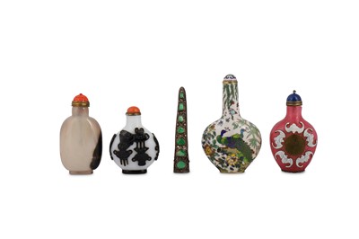 Lot 533 - FOUR CHINESE SNUFF BOTTLES AND A JADE-INSET FILIGREE NAIL COVER.