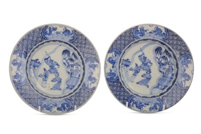 Lot 377 - A PAIR OF CHINESE BLUE AND WHITE DISHES.