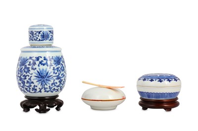 Lot 852 - A SMALL GROUP OF CHINESE PORCELAIN.