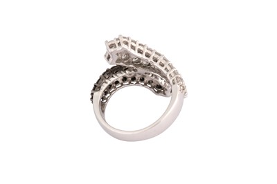 Lot 70 - A diamond dress ring