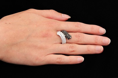 Lot 70 - A diamond dress ring