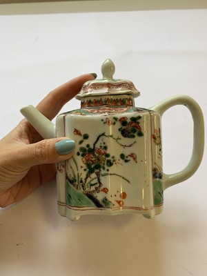 Lot 260 - A CHINESE FAMILLE VERTE TEAPOT AND COVER.
