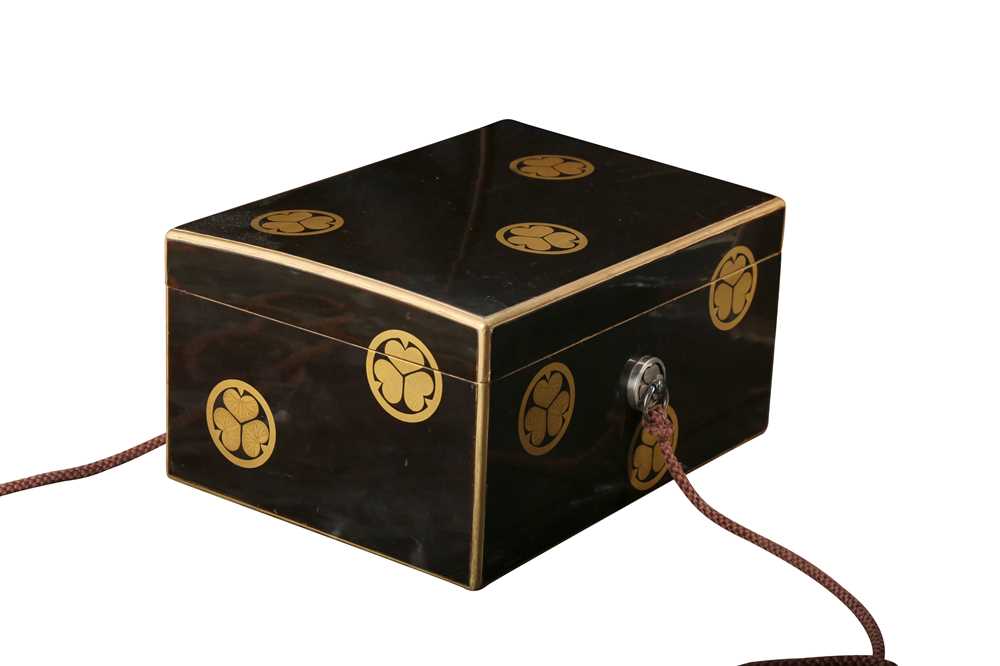 Lot 1041 - A JAPANESE LACQUER DOCUMENT BOX AND COVER.