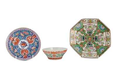 Lot 843 - THREE CHINESE PORCELAIN PIECES.