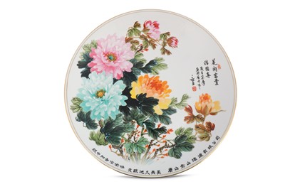 Lot 887 - A LARGE FAMILLE ROSE 'PEONIES' CHARGER BY ZHANG YONGCHEN (1925-2006)