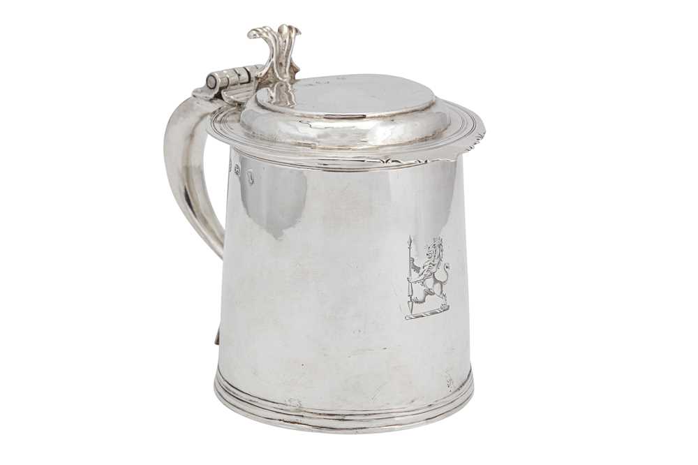 Lot 478 - A James II sterling silver half quart tankard, London 1686 by Dorothy Grant (free. 1676, died c. 1712)