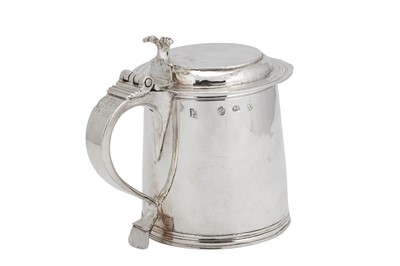 Lot 478 - A James II sterling silver half quart tankard, London 1686 by Dorothy Grant (free. 1676, died c. 1712)