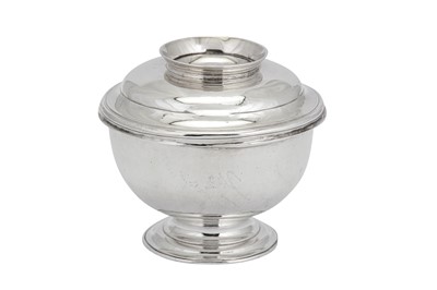 Lot 454 - An early George II sterling silver covered sugar bowl, London 1728 by John Gamon (reg. 22nd March 1727)