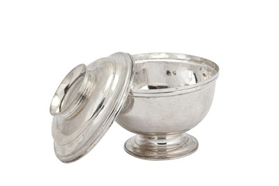 Lot 454 - An early George II sterling silver covered sugar bowl, London 1728 by John Gamon (reg. 22nd March 1727)
