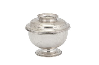 Lot 454 - An early George II sterling silver covered sugar bowl, London 1728 by John Gamon (reg. 22nd March 1727)