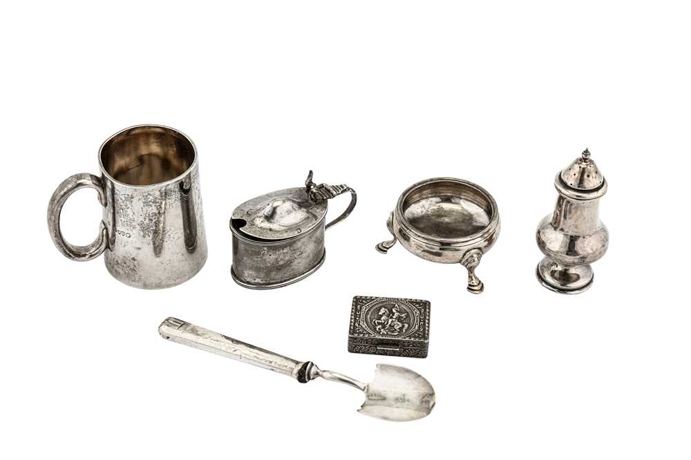 Lot 169 - A mixed group of sterling silver, including a George III salt, London 1761 by AN and IS (unidentified)