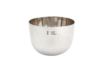 Lot 433 - A George III provincial sterling silver tumbler, Chester possibly 1771 by Richard Richardson