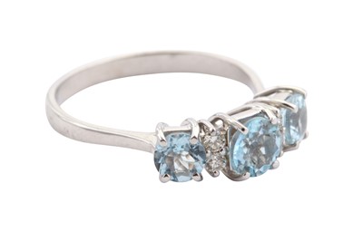 Lot 22 - An aquamarine and diamond ring
