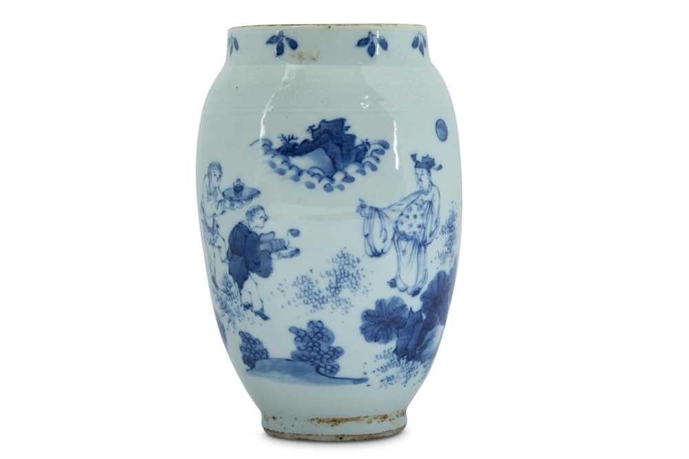 Lot 9 - A CHINESE BLUE AND WHITE JAR.