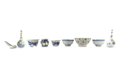 Lot 860 - A COLLECTION OF CHINESE BLUE AND WHITE PORCELAIN.
