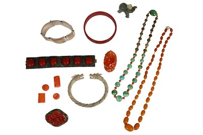 Lot 993 - λ A SMALL COLLECTION OF CHINESE CARVINGS AND JEWELLERY.