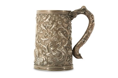 Lot 561 - A SMALL CHINESE SILVER 'HUNDRED BIRDS' TANKARD.