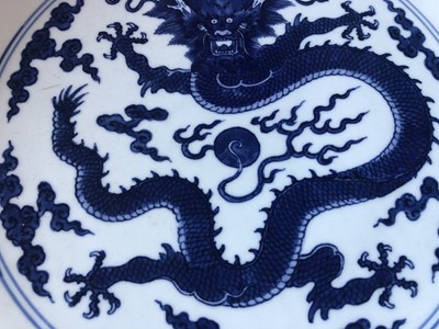 Lot 152 - A RARE CHINESE IMPERIAL BLUE AND WHITE 'DRAGON' DISH.