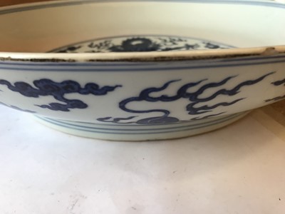 Lot 297 - A RARE CHINESE IMPERIAL BLUE AND WHITE 'DRAGON' DISH.