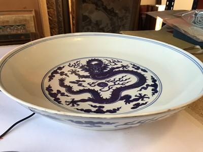 Lot 152 - A RARE CHINESE IMPERIAL BLUE AND WHITE 'DRAGON' DISH.