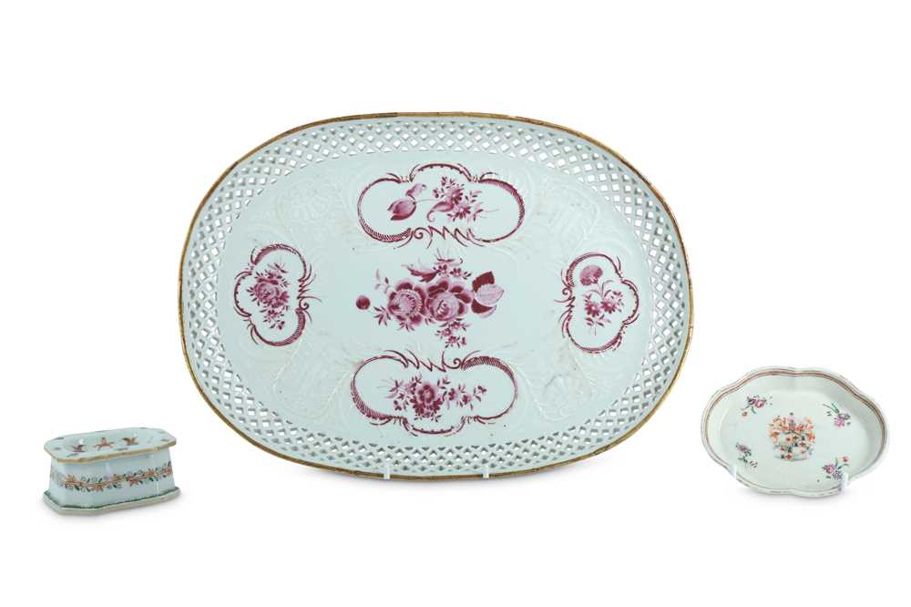 Lot 399 - THREE PIECES OF CHINESE FAMILLE ROSE PORCELAIN.