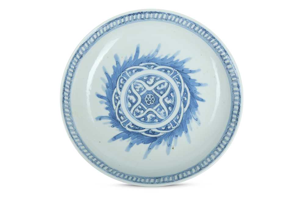 Lot 381 - A CHINESE BLUE AND WHITE DISH.