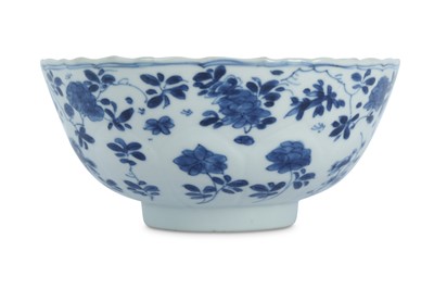 Lot 342 - A CHINESE BLUE AND WHITE BOWL.