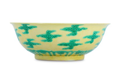 Lot 462 - A CHINESE YELLOW-GROUND GREEN 'CLOUD' BOWL.
