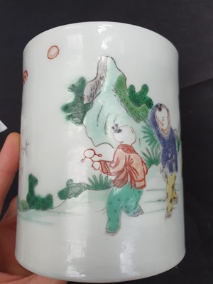 Lot 325 - A CHINESE FAMILLE VERTE BRUSH POT, BITONG.