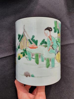 Lot 325 - A CHINESE FAMILLE VERTE BRUSH POT, BITONG.