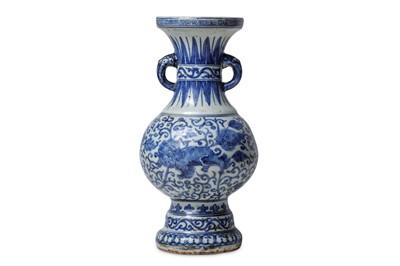 Lot 350 - A CHINESE BLUE AND WHITE TWIN HANDLED 'LION DOGS' VASE.