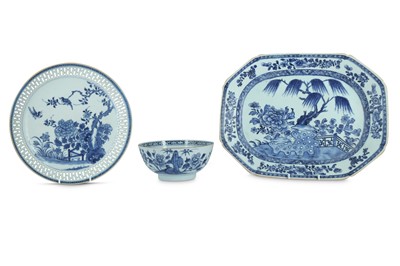 Lot 411 - A CHINESE BLUE AND WHITE DISH, TUREEN STAND AND A BOWL.