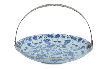 Lot 876 - A CHINESE BLUE AND WHITE FLORAL DISH.