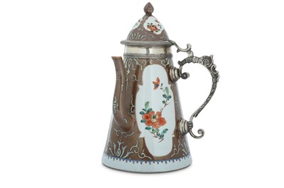 Lot 392 - A CHINESE CAFE AU LAIT-GROUND COFFEE POT.