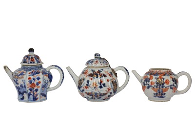 Lot 905 - THREE CHINESE IMARI TEAPOTS AND TWO COVERS.