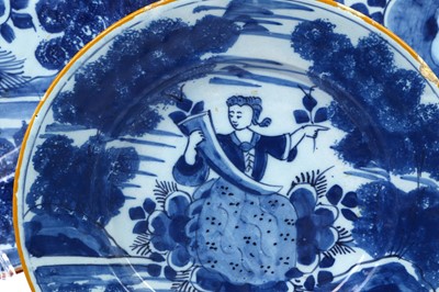 Lot 317 - Ten mid 18th century Delft plates and two chargers in Camaïeu bleu