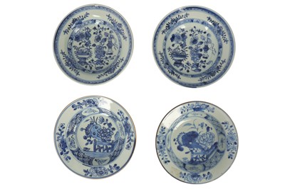 Lot 870 - TWO PAIRS OF SMALL CHINESE BLUE AND WHITE DEEP DISHES.